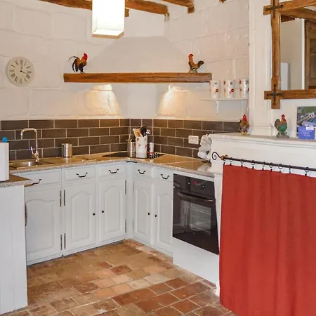 Gorgeous In L'abbaye