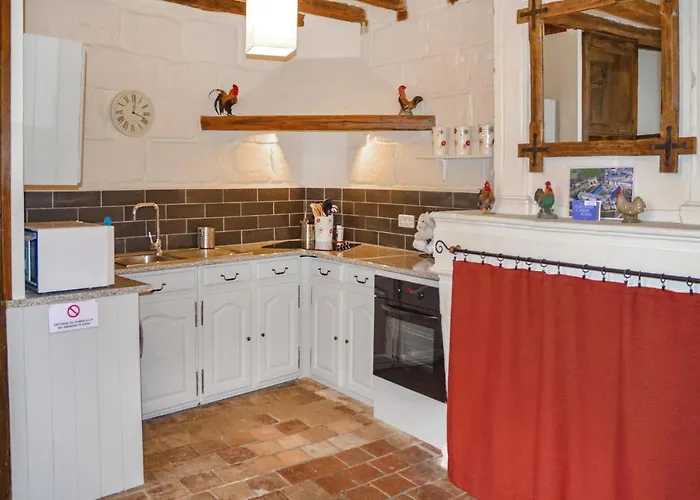 Gorgeous In L'abbaye